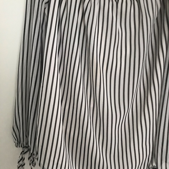 Small off the shoulder top - Picture 3 of 3